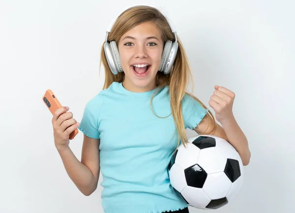 Positiv Ung Caucasian Jente Holder Fotball Ball Hvit Bakgrunn Med – stockfoto