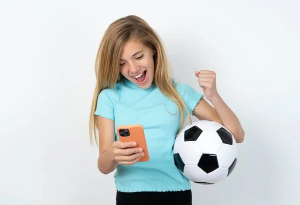 Caucasien Adolescent Fille Portant Des Vêtements Sport Tenant Ballon Football — Photo