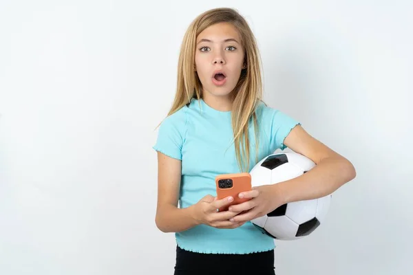 Choqué Caucasien Adolescent Fille Portant Des Vêtements Sport Tenant Ballon — Photo