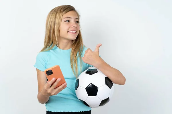 Chica Adolescente Caucásica Usando Ropa Deportiva Sosteniendo Una Pelota Fútbol — Foto de Stock