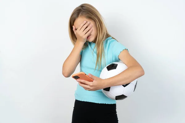 Caucasien Adolescent Fille Portant Des Vêtements Sport Tenant Ballon Football — Photo