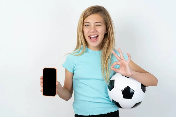 Kaukasisches Teenie Mädchen Sportbekleidung Hält Einen Fußballball Über Weiße Wand — Stockfoto