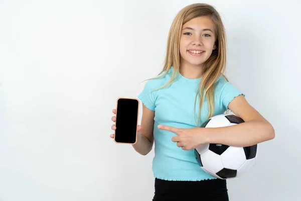 Lächelndes Kaukasisches Teenie Mädchen Sportkleidung Das Einen Fußballball Über Eine — Stockfoto