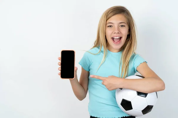 Attraktiv Glad Kaukasiska Tonåring Flicka Bär Sportkläder Håller Fotboll Över — Stockfoto