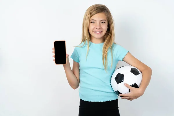 Lächelndes Kaukasisches Teenie Mädchen Sportkleidung Das Einen Fußballball Über Eine — Stockfoto