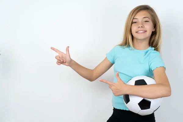Vakker Caucasian Tenåring Jente Iført Sportsklær Holde Fotball Ball Hvit – stockfoto