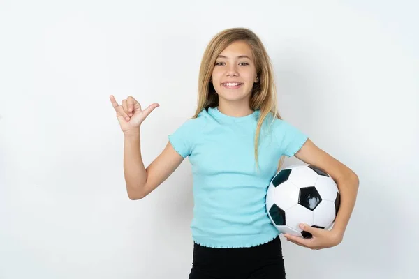 Bela Caucasiano Adolescente Menina Vestindo Sportswear Segurando Uma Bola Futebol — Fotografia de Stock