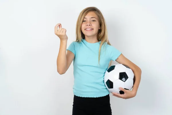 Branco Teen Menina Vestindo Sportswear Segurando Uma Bola Futebol Sobre — Fotografia de Stock