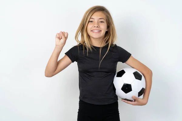 Ξανθιά Κοπέλα Μπάλα Φορώντας Αθλητικά Ρούχα Που Δείχνουν Προς Πάνω — Φωτογραφία Αρχείου