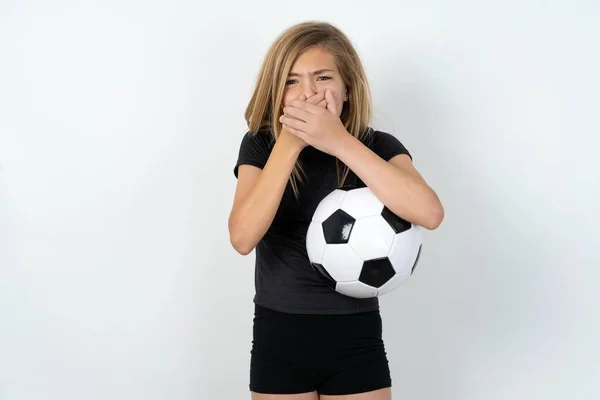Menina Loira Com Bola Vestindo Roupas Esportivas Segurando Sente Muito — Fotografia de Stock