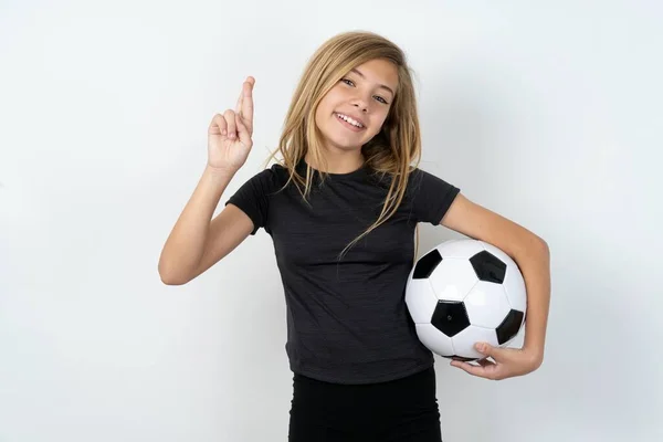 美しい白い壁の上にサッカーボールを保持するスポーツウェアを身に着けている白いサッカーボールを着て 中国の看板言語 Shi — ストック写真