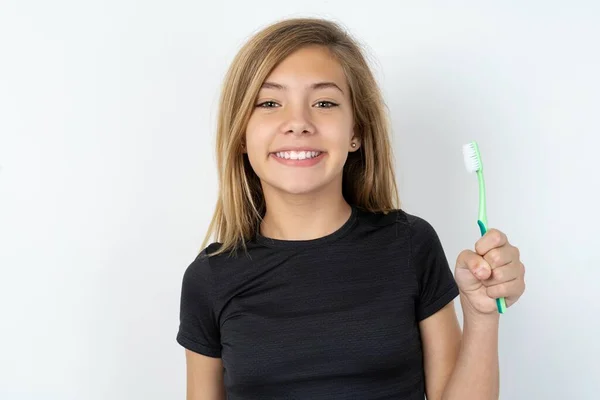 Chica Adolescente Caucásica Con Camiseta Negra Sosteniendo Cepillo Dientes Sonriendo —  Fotos de Stock