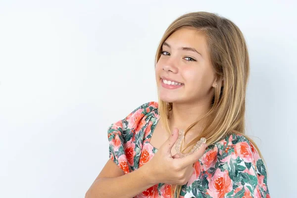 Schöne Kaukasische Teenie Mädchen Trägt Geblümte Bluse Über Weißen Wand — Stockfoto