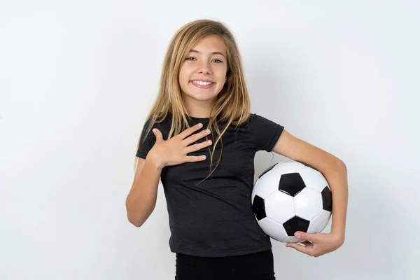 Dospívající Dívka Sobě Sportovní Oblečení Drží Míč Přes Bílou Stěnu — Stock fotografie