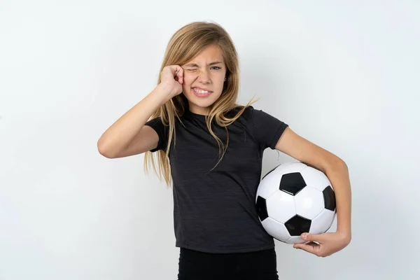 Счастливая Девочка Подросток Спортивной Форме Держа Футбольный Мяч Над Белой — стоковое фото