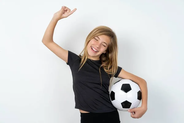 Foto Optimistisk Tonåring Flicka Bär Sportkläder Håller Fotboll Över Vit — Stockfoto