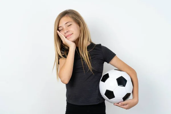 Дівчина Підліток Спортивному Одязі Тримає Футбольний Над Білою Стіною Спирається — стокове фото