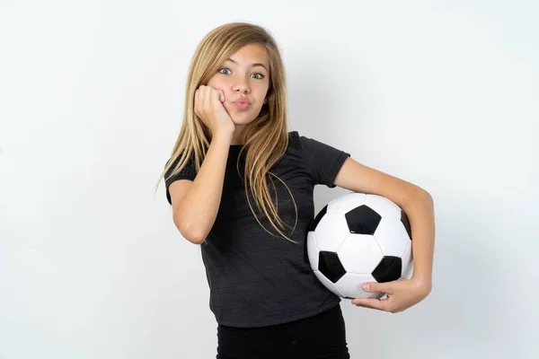 Teen Dívka Sobě Sportovní Oblečení Drží Míč Přes Bílou Zeď — Stock fotografie
