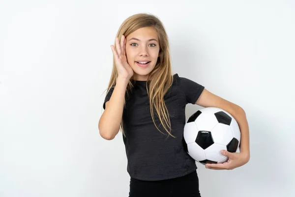 Teenie Mädchen Sportbekleidung Hält Einen Fußballball Über Weiße Wand Angenehm — Stockfoto