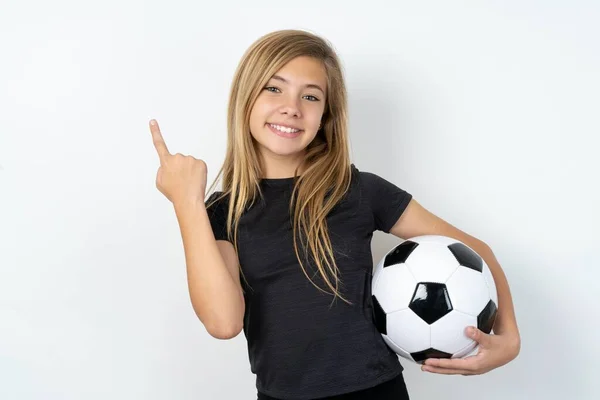 Teen Girl Indossa Abbigliamento Sportivo Possesso Pallone Calcio Sul Muro — Foto Stock