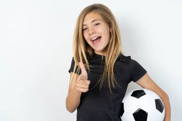 Дівчина Підліток Спортивному Одязі Тримає Футбольний Над Білою Стіною Направляє — стокове фото