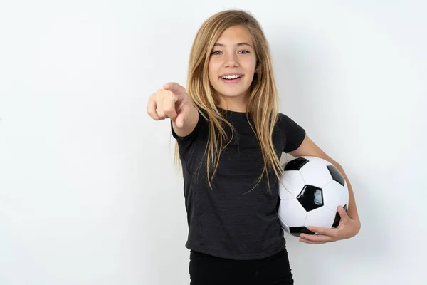 Возбужденная Позитивная Девочка Подросток Спортивной Одежде Держащая Футбольный Мяч Над — стоковое фото