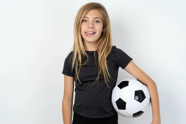 Rolig Tonåring Flicka Bär Sportkläder Hålla Fotboll Över Vit Vägg — Stockfoto