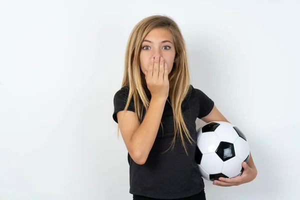 Menina Adolescente Vestindo Sportswear Segurando Uma Bola Futebol Sobre Parede — Fotografia de Stock