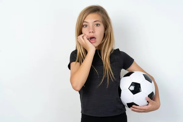 Speechless Tiener Meisje Dragen Sportkleding Houden Van Een Voetbal Bal — Stockfoto