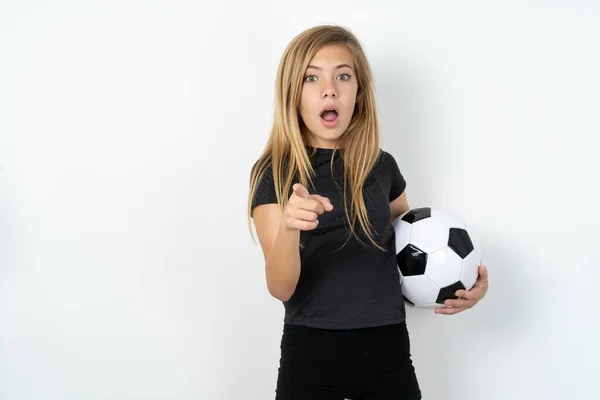 Chockad Vacker Kaukasiska Tonåring Flicka Bär Sportkläder Håller Fotboll Över — Stockfoto