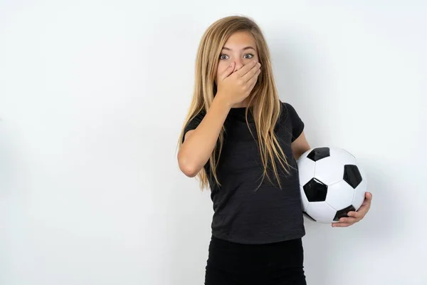 Oszołomiony Piękny Biały Nastolatek Dziewczyna Noszenie Odzieży Sportowej Trzymając Piłkę — Zdjęcie stockowe