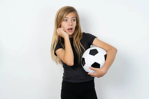 Verbaasd Mooie Blanke Tiener Meisje Dragen Sportkleding Houden Een Voetbal — Stockfoto