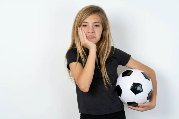 Triste Menina Adolescente Solitária Vestindo Sportswear Segurando Uma Bola Futebol — Fotografia de Stock