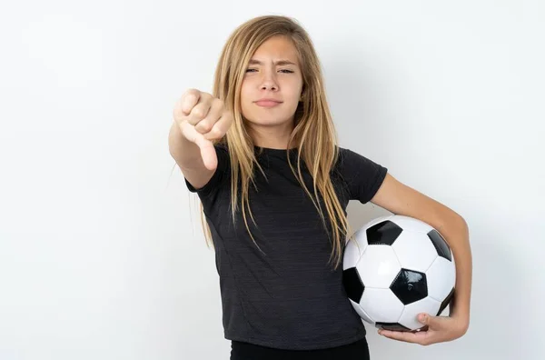 Tonåring Flicka Bär Sportkläder Håller Fotboll Över Vit Vägg Ser — Stockfoto