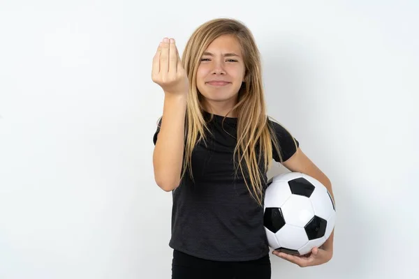 Schöne Kaukasische Teenie Mädchen Sportbekleidung Hält Einen Fußball Über Weiße — Stockfoto