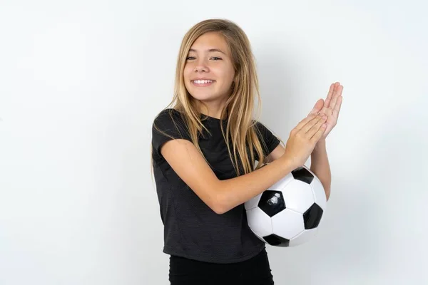 Удивлённая Эмоциональная Девочка Подросток Спортивной Одежде Держа Футбольный Мяч Над — стоковое фото
