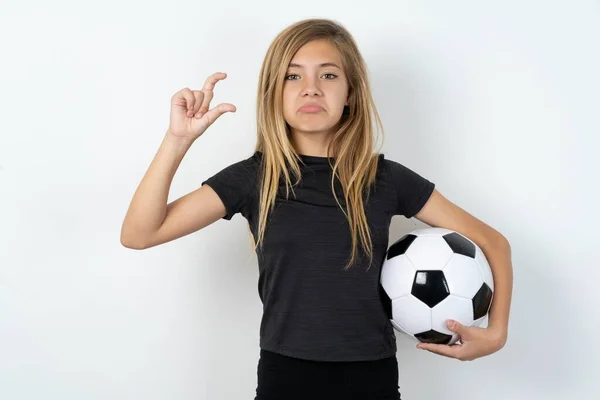 Teenie Mädchen Sportkleidung Hält Einen Fußballball Über Weiße Wandtaschen Und — Stockfoto