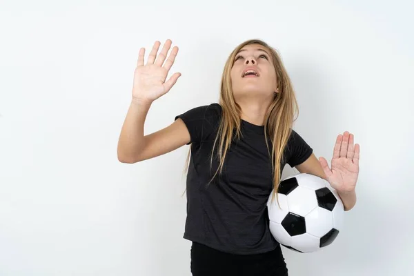 Vacker Kaukasiska Tonåring Flicka Bär Sportkläder Hålla Fotboll Över Vit — Stockfoto