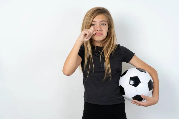 Desapontado Adolescente Dejetado Vestindo Sportswear Segurando Uma Bola Futebol Sobre — Fotografia de Stock