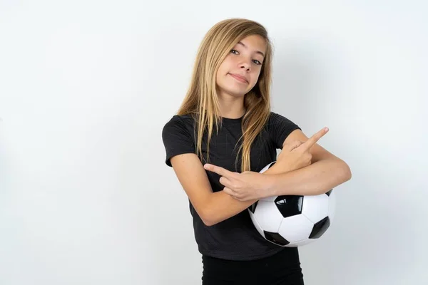 Έφηβος Κορίτσι Φορώντας Αθλητικά Ρούχα Κρατώντας Μια Μπάλα Ποδοσφαίρου Πάνω — Φωτογραφία Αρχείου