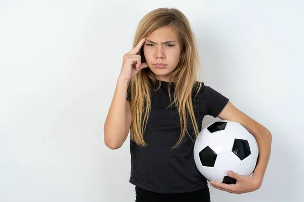 Серьёзно Сконцентрированная Девочка Подросток Спортивной Одежде Держит Футбольный Мяч Над — стоковое фото
