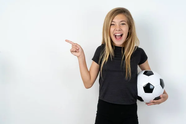 Έφηβος Κορίτσι Φορώντας Αθλητικά Κρατώντας Μια Μπάλα Ποδοσφαίρου Πάνω Από — Φωτογραφία Αρχείου