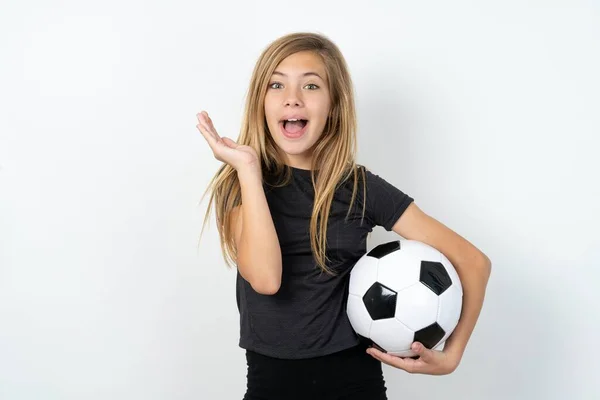 Surpreendida Menina Adolescente Feliz Vestindo Sportswear Segurando Uma Bola Futebol — Fotografia de Stock