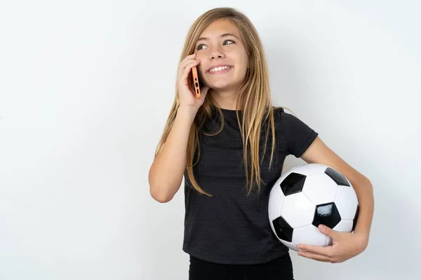 Agradável Olhando Menina Feliz Adolescente Vestindo Sportswear Segurando Uma Bola — Fotografia de Stock