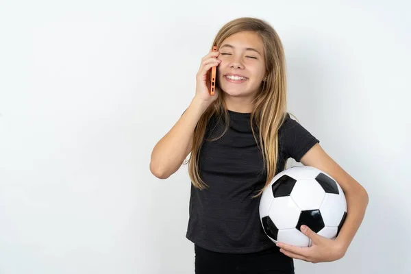 Morsom Tenåring Jente Iført Sportsklær Holder Fotball Ball Hvit Vegg – stockfoto
