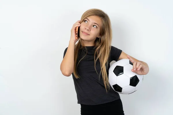 Дівчина Підліток Спортивному Одязі Тримає Футбольний Над Білою Стіною Говорить — стокове фото