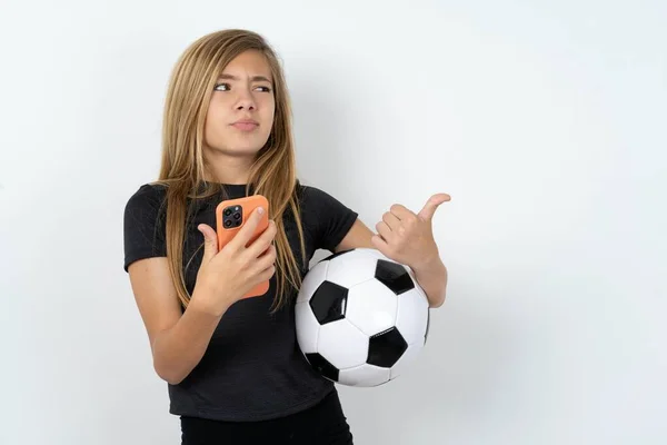 Adolescente Chica Usando Ropa Deportiva Sosteniendo Una Pelota Fútbol Sobre —  Fotos de Stock