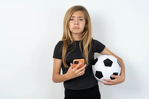 Fille Adolescente Mécontente Bouleversée Portant Des Vêtements Sport Tenant Ballon — Photo