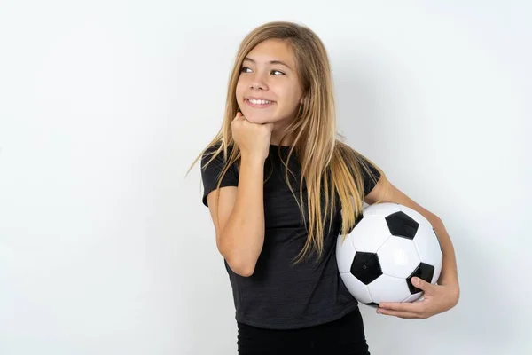 Teen Girl Indossa Abbigliamento Sportivo Che Tiene Una Palla Calcio — Foto Stock