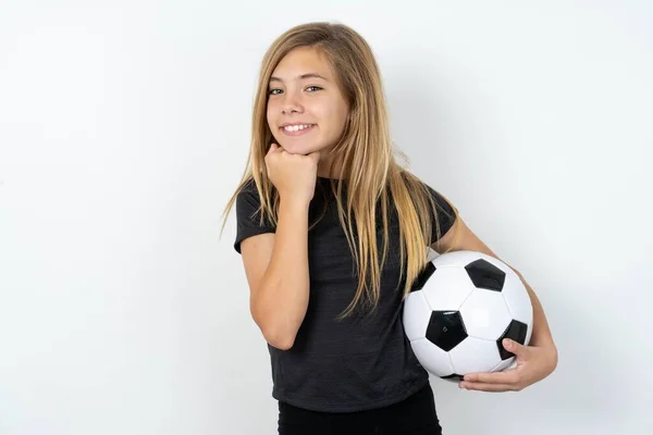Ικανοποιημένο Έφηβο Κορίτσι Φορώντας Αθλητικά Κρατώντας Μια Μπάλα Ποδοσφαίρου Πάνω — Φωτογραφία Αρχείου